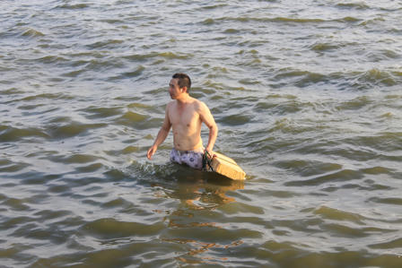 Nắng nóng, người Hà Nội biến hồ Tây thành bãi biển